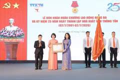 Bộ trưởng Bộ Văn hóa, Thể thao và Du lịch Lâm Thị Phương Thanh trao Huân chương Lao động hạng Ba của Chủ tịch nước tặng Nhà xuất bản Thông tấn. Ảnh: Minh Quyết - TTXVN