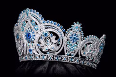 Vương miện dành cho tân Hoa hậu cuộc thi mang tên “Trân hoa tứ quý – The Blooms of Four Seasons” được chế tác thủ công. (Ảnh: BTC)