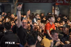 Người dân hân hoan trong thời khắc chào năm mới 2026 tại Hà Nội. (Ảnh: Hoàng Hiếu/TTXVN)
