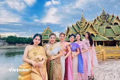 Du khách Việt trải nghiệm trang phục truyền thống Thái Lan trên hành trình khám phá nước bạn. (Ảnh: CTV/Vietnam+)
