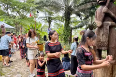Du khách đến Làng Văn hóa - Du lịch các dân tộc Việt Nam trải nghiệm chương trình “Buôn làng kể chuyện.” (Ảnh: Thu Lê/Vietnam+)