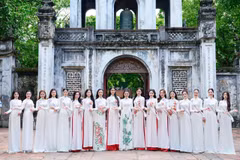 Thạc sĩ, doanh nhân Đàm Hương Thủy – nhà sáng lập cuộc thi (giữa) cùng các thí sinh sau khi vào dâng hương tại Văn Miếu - Quốc Tử Giám. (Ảnh: BTC)