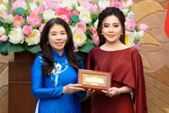 Phó Chủ nhiệm Văn phòng Quốc hội Lê Thu Hà trao những phần quà lưu niệm đậm dấu ấn văn hóa Việt tới Chủ tịch Miss Multicultural World 2026. (Ảnh: BTC)