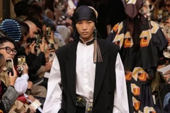 Huỳnh Tú Anh góp mặt trong show diễn runway cho thương hiệu Calcaterra. (Ảnh: CTV/Vietnam+)