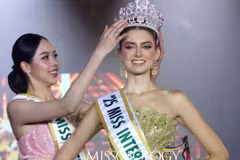  Hoa hậu Thanh Thủy trao lại vương miện cho người kế nhiệm cho tân Hoa hậu Catalina Duque (Colombia) tại Miss International 2025.