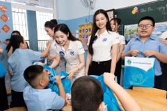Các thí sinh Miss World Vietnam 2025 có chuyến thăm ý nghĩa tại Trường Hy Vọng. (Ảnh: CTV/Vietnam+)