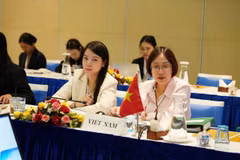 Phó Cục trưởng Cục Du lịch Quốc gia Việt Nam Phan Linh Chi (bên phải) phát biểu tại phiên họp. (Ảnh: TITC)