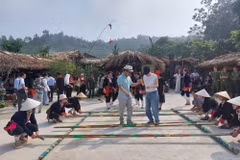 Du khách múa sạp tại Điểm du lịch cộng đồng bản Miền, Ba Vì. (Ảnh: Đinh Thuận/TTXVN)