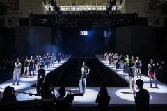 Gần 100 người mẫu cũng đã có mặt từ sớm để gấp rút tập luyện, chuẩn bị cho màn trình diễn đêm khai mạc. (Ảnh: BTC)