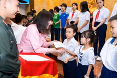 Chủ tịch Miss World, bà Julia Morley trao quà cho trẻ em và phụ nữ khó khăn Việt Nam. (Ảnh: CTV/Vietnam+)