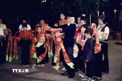 Nghệ nhân Lò Văn Biến luôn hết mình truyền dạy xòe Thái cho các thế hệ trẻ với mong muốn bảo tồn và phát huy di sản nghệ thuật. (Ảnh: TTXVN phát)