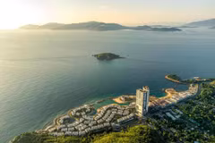 Biển Nha Trang có sức hấp dẫn đặc biệt khách quốc tế. (Ảnh: CTV/Vietnam+)
