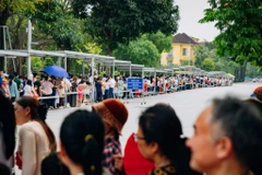 Người dân và du khách xếp hàng vào viếng thăm Lăng Bác. (Ảnh: Vương Công Nam/Vietnam+)