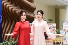 Chủ tịch Miss Multicultural Vietnam - Hoa hậu Quốc tế Phan Kim Oanh (bên trái) đồng hành cùng Hoa hậu Hà Linh về trường cũ tri ân thầy cô. (Ảnh: CTV/Vietnam+)