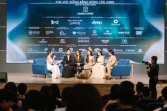 Các thế hệ hoa hậu, á hậu giao lưu, chia sẻ kinh nghiệm với "đàn em." (Ảnh: CTV/Vietnam+)