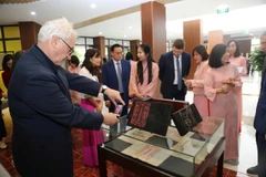 Các chuyên gia quốc tế chiêm ngưỡng các di sản tư liệu của Việt Nam tại Không gia trưng bày. (Ảnh: CTV/Vietnam+)