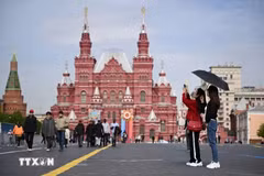 Khách du lịch tham quan Quảng trường Đỏ tại thủ đô Moskva, Nga. (Ảnh: AFP/TTXVN)