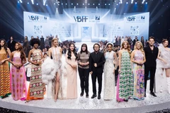 Chủ tịch Miss World, bà Julia Morley (giữa) tham gia một sự kiện tại Việt Nam. (Ảnh: CTV/Vietnam+)