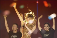 Trương Thiều Hàm vừa có một đêm nhạc đặc biệt tại Tự Cống (Tứ Xuyên, Trung Quốc) trong khuôn khổ chuyến lưu diễn hòa nhạc Zhang Shaohan Miguang với 27 điểm dừng chân. (Ảnh: CTV/Vietnam+)