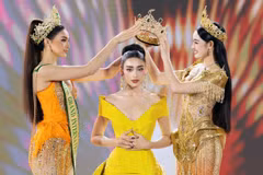 Emoura Phạm nhận vương miện từ Miss Grand International 2025 - Emma Tiglao và Hoa hậu Yến Nhi. (Ảnh: BTC)