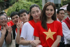 Hoa hậu Tiểu Vy và Lương Thùy Linh tham gia trong đoàn diễu hành sơ duyệt A80 vừa qua. (Ảnh: CTV/Vietnam+)