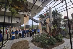 Không gian sắp đặt nghệ thuật "Chiến tranh và Hòa bình" tại Bảo tàng Hà Nội. (Ảnh: Minh Anh/Vietnam+)