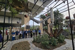 Không gian sắp đặt nghệ thuật "Chiến tranh và Hòa bình" tại Bảo tàng Hà Nội. (Ảnh: Minh Anh/Vietnam+)