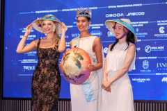 Đương kim Miss World Opal Suchata cùng thí sinh Miss World 2026 nhận món quà là chiếc nón lá mang đậm tinh thần văn hóa Việt Nam. (Ảnh: BTC)