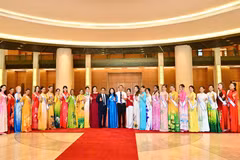 Nhà thiết kế Trinh Trinh cùng dàn thí sinh Multicultural World 2026 và ban tổ chức, giám khảo cuộc thi. (Ảnh: BTC)