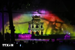 Du lịch chuyển mình với công nghệ số qua màn trình diễn ánh sáng 3D Mapping trên Tháp Rùa kết hợp hệ thống màn nước. (Ảnh: TTXVN)