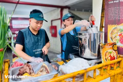 Trình diễn quy trình chế biến phở Thìn Bờ Hồ tại sự kiện do Sở Văn hóa và Thể thao Hà Nội tổ chức. (Ảnh: Xuân Mai/Vietnam+)