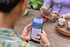 Smartphone, "bức tường thành” vô hình trong gia đình. (Ảnh minh họa: Mai Mai/Vietnam+)