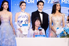 Chủ tịch Miss World Julia Morley phát biểu tại họp báo chiều nay. (Ảnh: BTC)