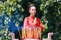 Khi hành lễ phải trang nghiêm, bởi Phật hay Thánh cũng không yêu cầu chúng ta phải lễ thật nhiều mà quan trọng là thành tâm. (Ảnh: CTV/Vietnam+)