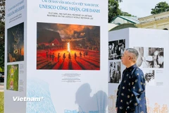 Một góc trưng bày của hành trình “Di sản văn hóa Việt Nam - sức sống từ truyền thống đến hiện đại.” (Ảnh: Mai Mai/Vietnam+)