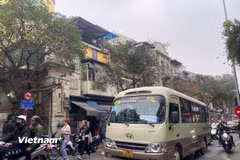 Liên ngành Sở Xây dựng Công an thành phố đề xuất xe ôtô chở người từ 28 chỗ trở lên được chạy 24/24h. (Ảnh: Vietnam+)