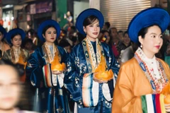 Lễ rước kiệu và thỉnh tôn tượng Đức Phật đản sinh từ Tổ đình Ấn Quang về Việt Nam Quốc Tự, đón mừng Đại lễ Vesak 2025. (Ảnh: CTV/Vietnam+)