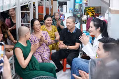 Hoa hậu Ý Nhi xúc động ngày trở lại thăm mái ấm của các bệnh nhân ung thư. (Ảnh: CTV/Vietnam+)