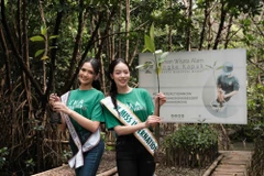 Hoa hậu Thanh Thủy vừa tham gia hoạt động trồng cây xanh truyền cảm hứng cùng Á hậu 1 Puteri Indonesia 2025 Melliza Xaviera Putri Yulian. (Ảnh: NVCC)