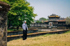Du khách tham quan di tích ở Huế. (Ảnh: Vương Công Nam/Vietnam+)