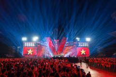 Khoảnh khắc đầy xúc động và tự hào trong concert 'Tổ quốc trong tim.' (Ảnh: Minh Sơn/Vietnam+)