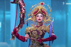 Yến Nhi diện trang phục lấy cảm hứng từ nghệ thuật múa rối nước trên sàn diễn Miss Grand International 2025. 