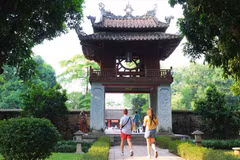 Du khách tham quan điểm đến mang tính biểu tượng của du lịch Thủ đô, Văn Miếu-Quốc Tử Giám. (Ảnh minh họa: CTV/Vietnam+)