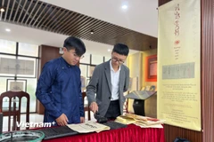 Cùng giới trẻ "chạm" vào di sản Châu phê và Mộc bản quý của Việt Nam 