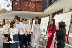 Du khách Nga tìm hiểu về di sản tư liệu thế giới của Việt Nam. (Ảnh: Mai Mai/Vietnam+)