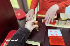 Công chúng có cơ hội "chạm" vào di sản tại không gian “Thưởng lãm Châu phê - Lưu dấu Mộc bản.” (Ảnh: Mai Mai/Vietnam+)