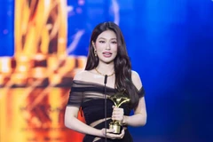 Hoa hậu Thiên Ân nhận giải thưởng Nữ diễn viên được yêu thích nhất tại lễ trao giải Ngôi Sao Xanh 2025. (Ảnh: CTV/Vietnam+)