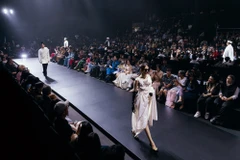 Văn hóa Malaysia trên sàn runway Việt Nam: Đơn sắc nhưng không đơn điệu