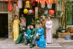 Bộ sưu tập áo dài dành cho các thế hệ trong gia đình của Cao Minh Tiến "xuống phố" Xuân. (Ảnh: CTV/Vietnam+)