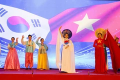 Trình diễn trang phục truyền thống của Việt Nam và Hàn Quốc tại Lễ Khai mạc Lễ hội Việt Nam-Hàn Quốc tại Đà Nẵng. (Ảnh: Trần Lê Lâm/TTXVN)